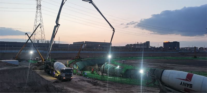 甘肅能化蘭州新區熱電項目I標段間冷塔建筑工程首段基礎順利澆筑